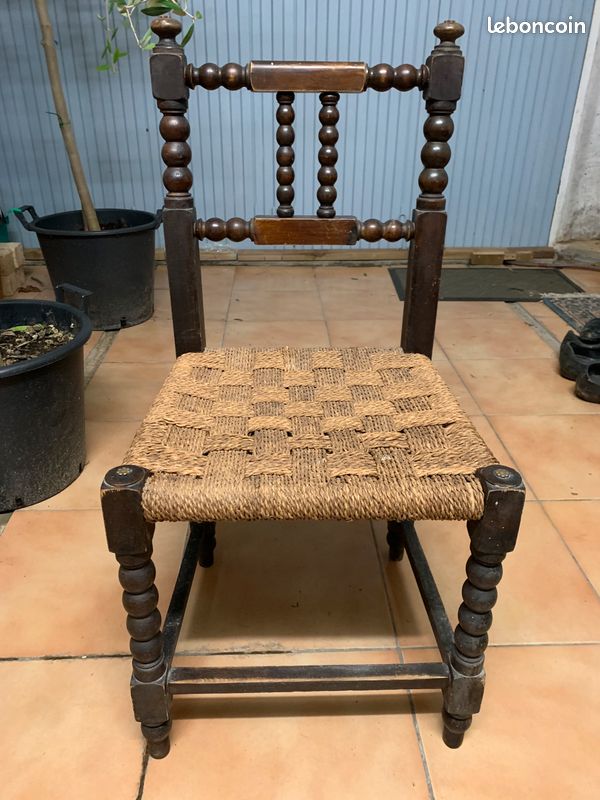 Petite chaise empaillée en bois (image 1)