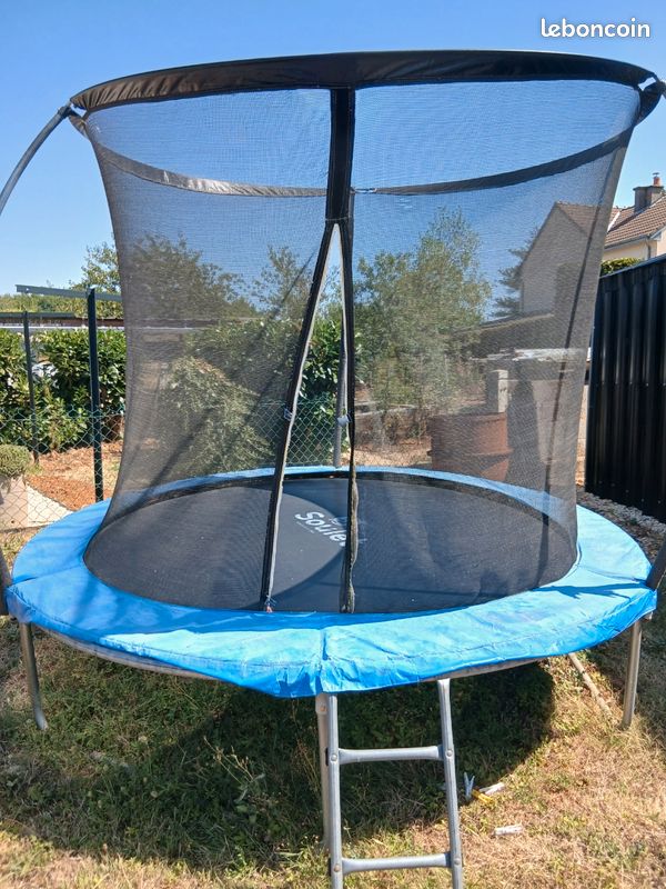 Trampoline (image 1)