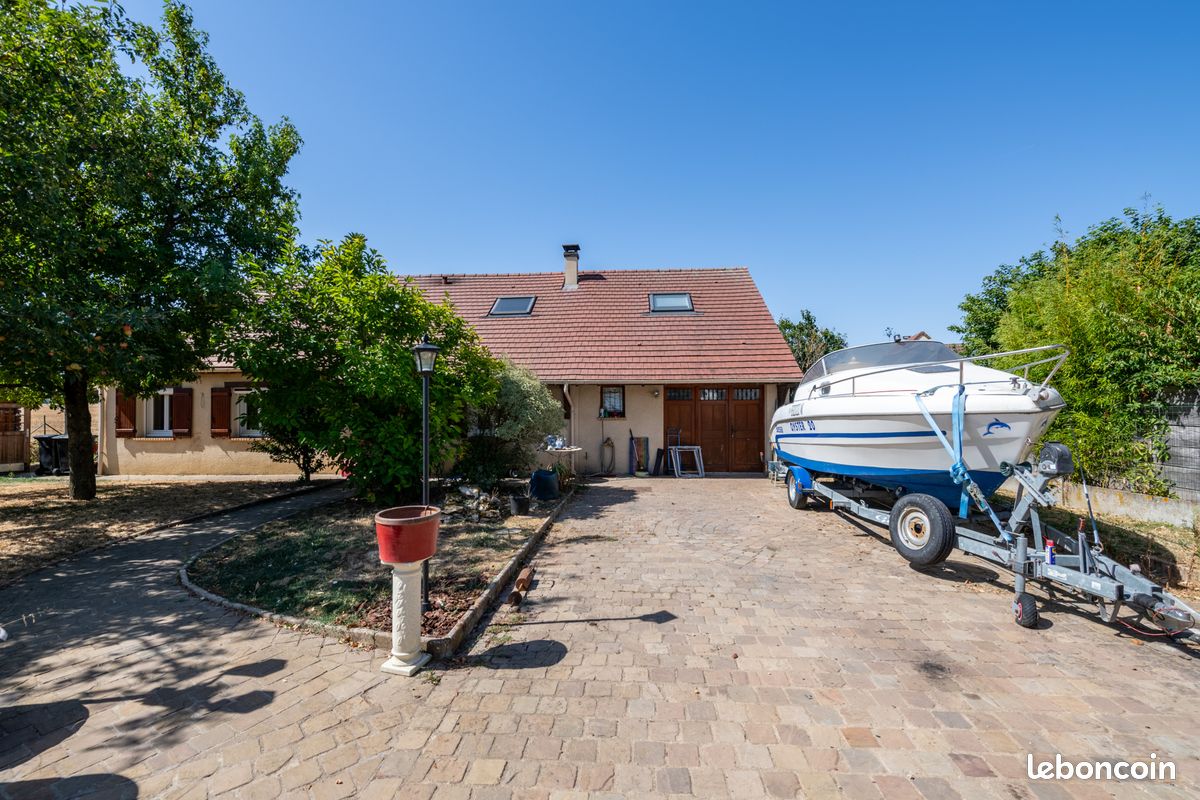 Maison 9 pièces 146 m² · à Saint-Escobille · 146 m² · 296 200 €