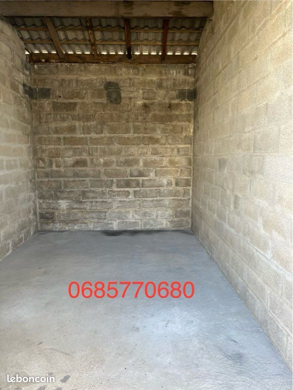 GARAGE , PARKING, BOX FERME, GARDE DE MEUBLE, STOCKAGE, 17 M2 ou 32 M2 · à Rochefort · 99 €/mois