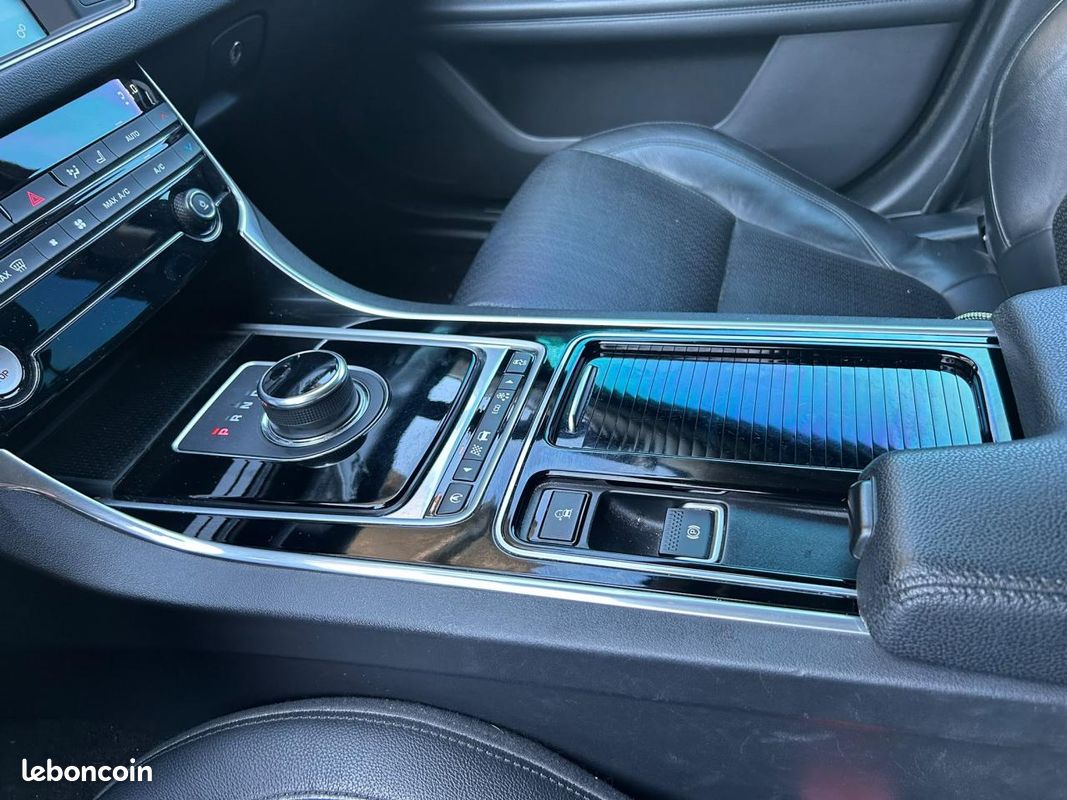 JAGUAR XF 2.0 D - 180 - BVA - Stop/Start 2015 BERLINE Prestige PHASE 1 GARANTIE 6 MOIS (image 12)