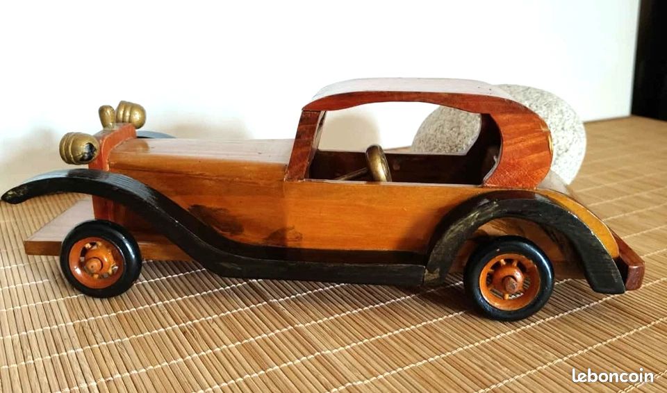 Voiture ancienne miniature en bois artisanale (image 3)