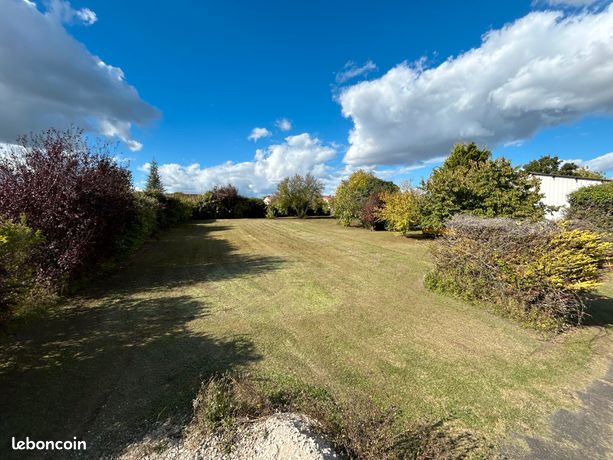 Terrain à bâtir – Environ 1 000 m² – Saint-Fort-sur-le-Né