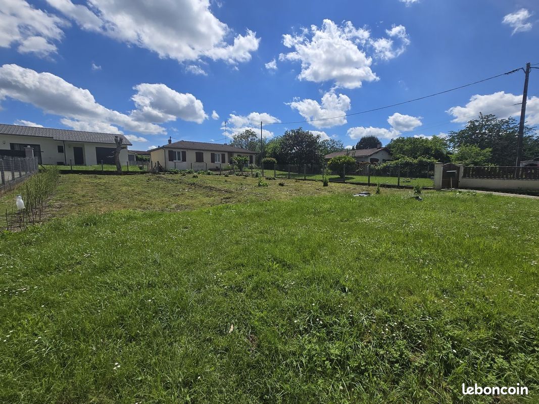 Terrain à bâtir de 575 m² à CADILLAC-SUR-GARONNE (33) · 62 000 €