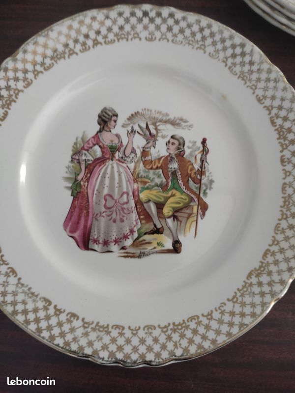Lot 4 Assiettes Plates Moulin Des Loups - Décor Voitures Anciennes - Porcelaine Française