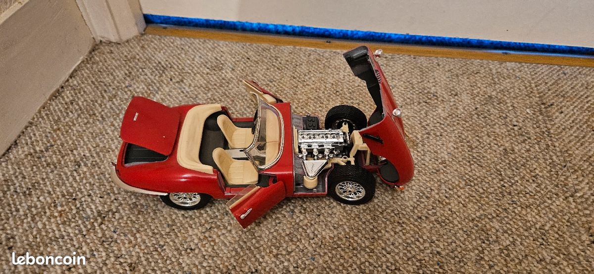 Burago jaguar 1/18 type E 1961 en METAL rouge (image 4)