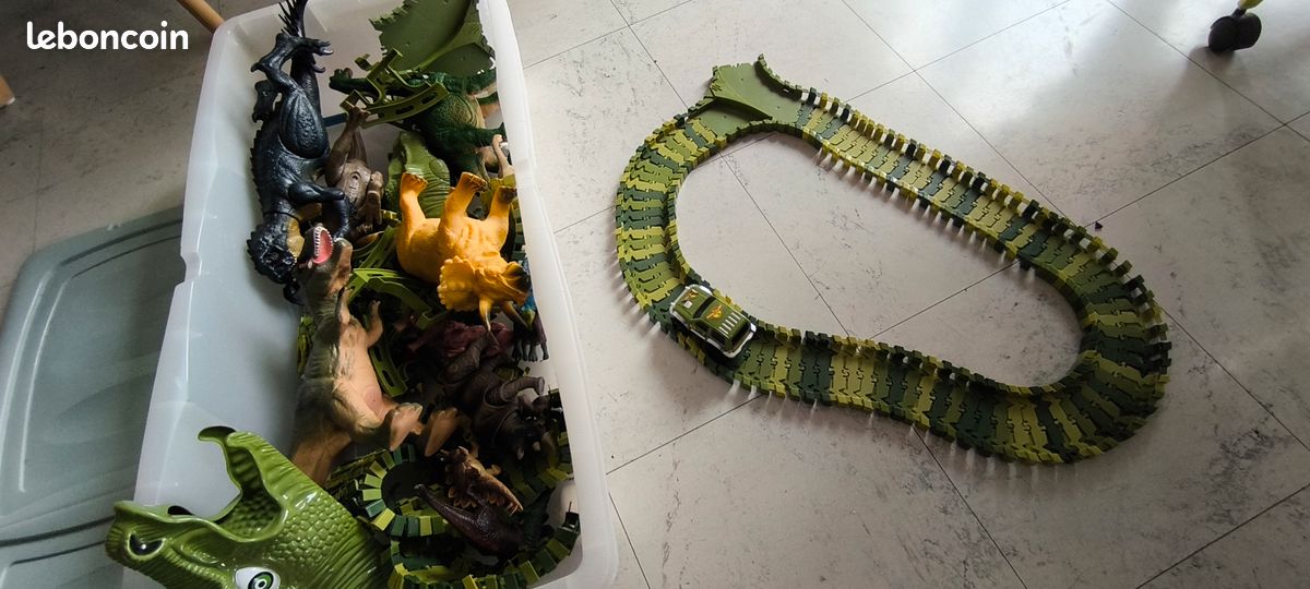 Lot de dinosaures et circuit (image 1)