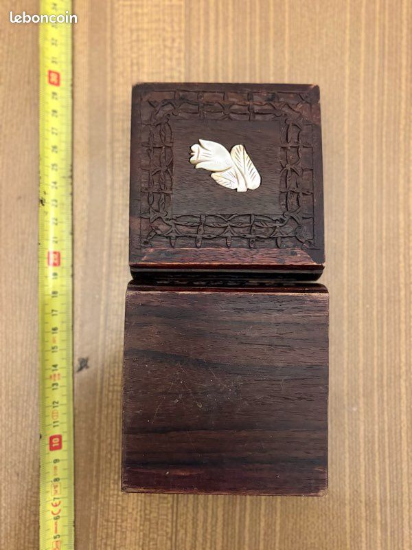 Jolie petite boîte coffret en bois sculpté avec incrustation (image 3)