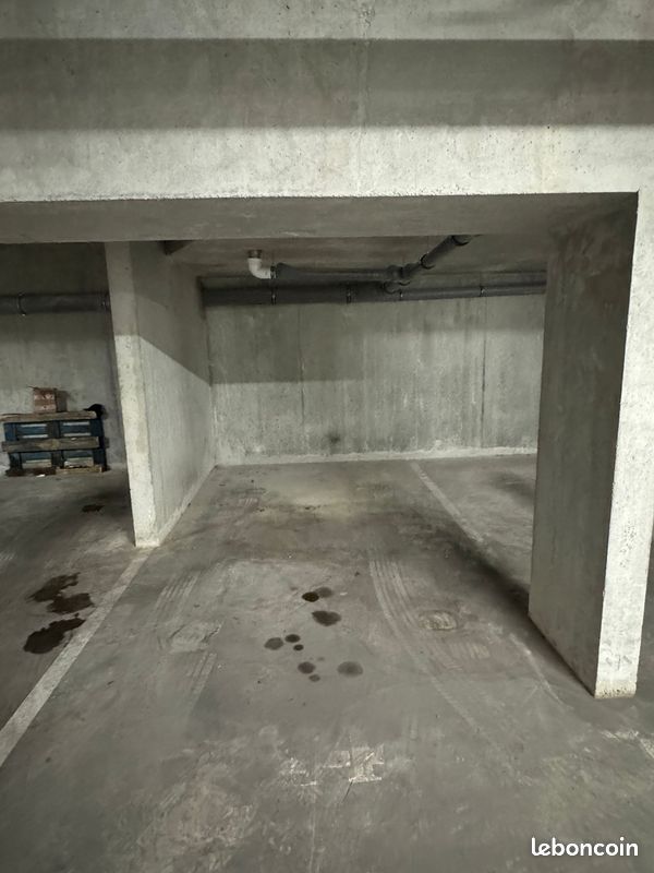 Place parking a vendre 12000 euros · à Saint-Genis-Pouilly · 12 000 €