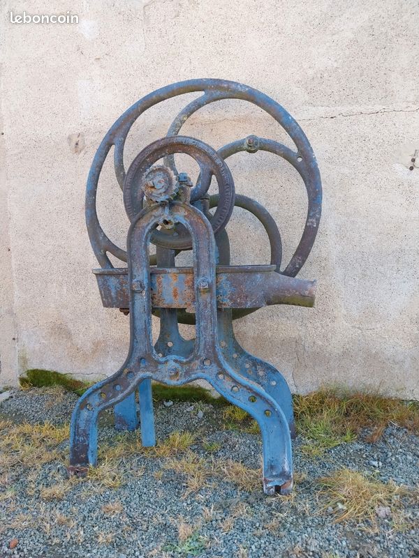 Pompe ancienne pour puit (image 1)