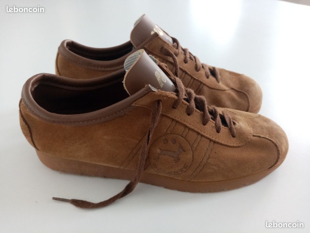 Paire de chaussure de ville - Femme miniature
