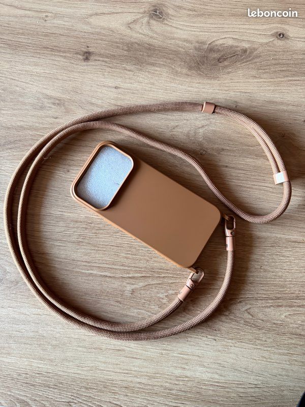 Coque iPhone 17 pro marron (image 1)