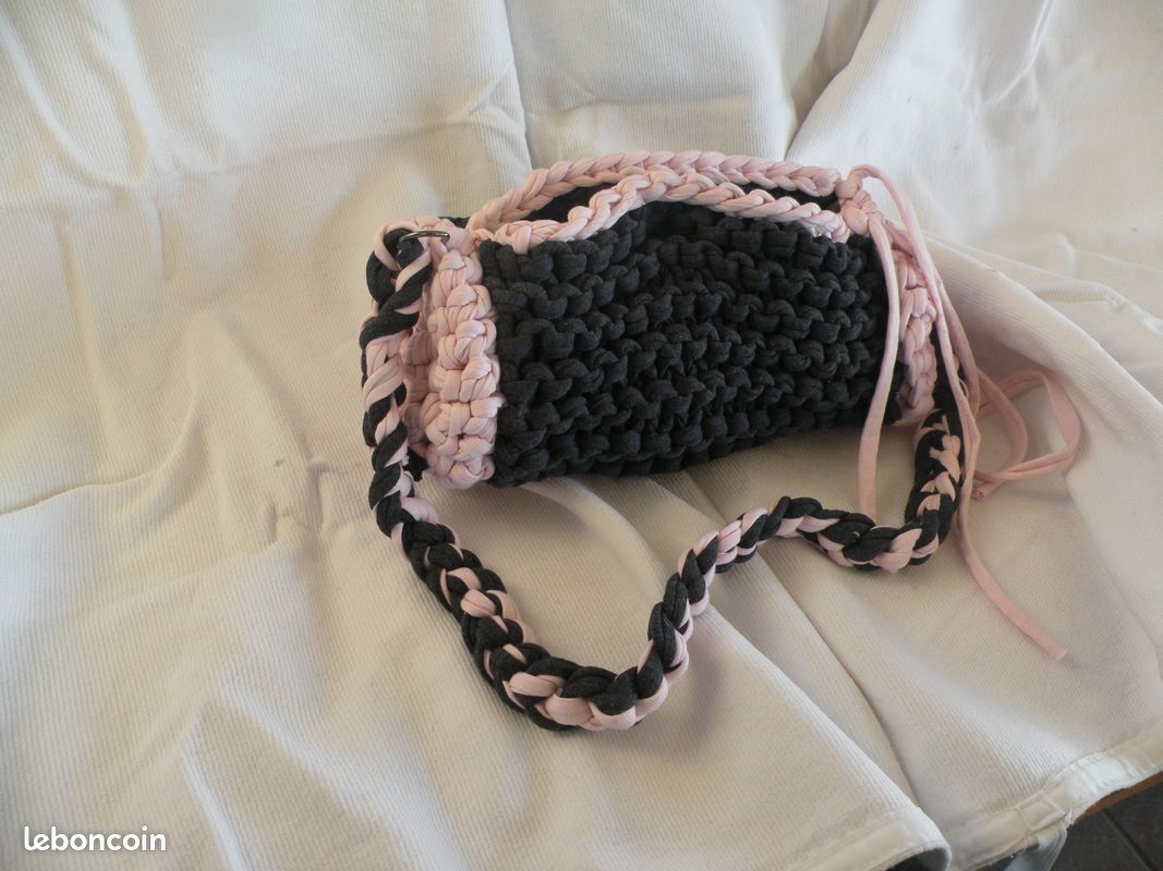 Sac à main noir et rose en trapilho (image 3)