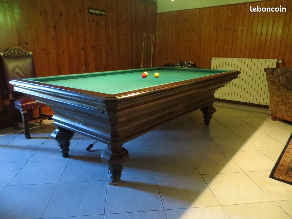 Billard avec lustre et accessoires (image 1)