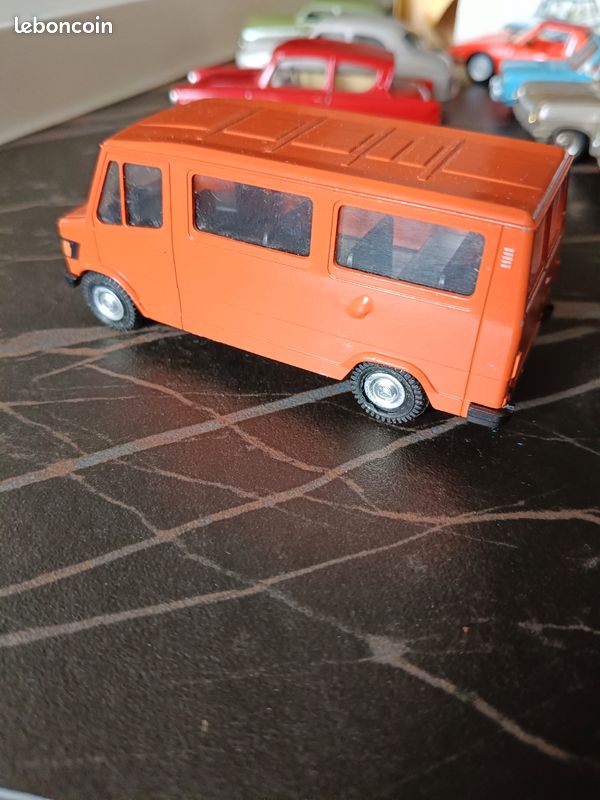 Conrad 1604 Mercedes Benz 207D 307D en orange au 1:50 (image 2)
