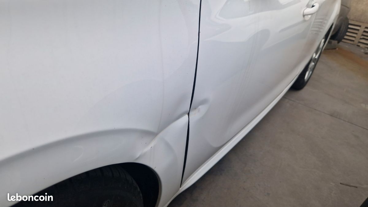 Peugeot 208 1.2l retour de vol carte grise ok (image 4)
