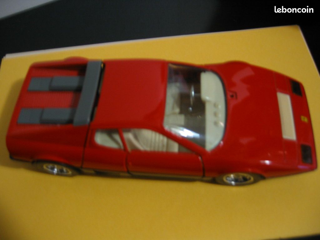 V 1:24 BURAGO FERRARI 512BB rouge, dans la boîte - France