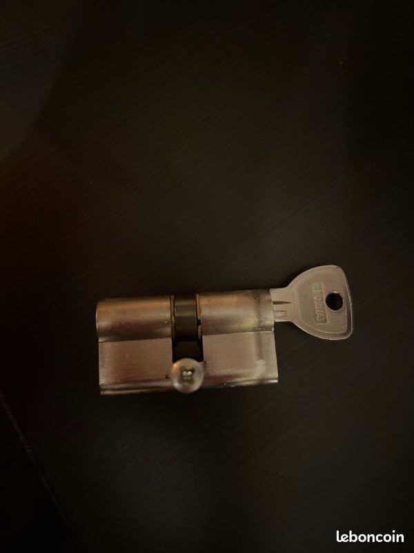Cylindre Bricard 30/30 (image 1)