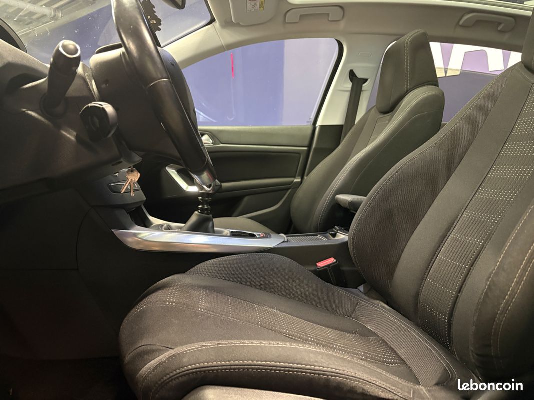 PEUGEOT 308 1.2 130ch ALLURE - Toit panoramique - Suivi complet - Climatisation (image 10)