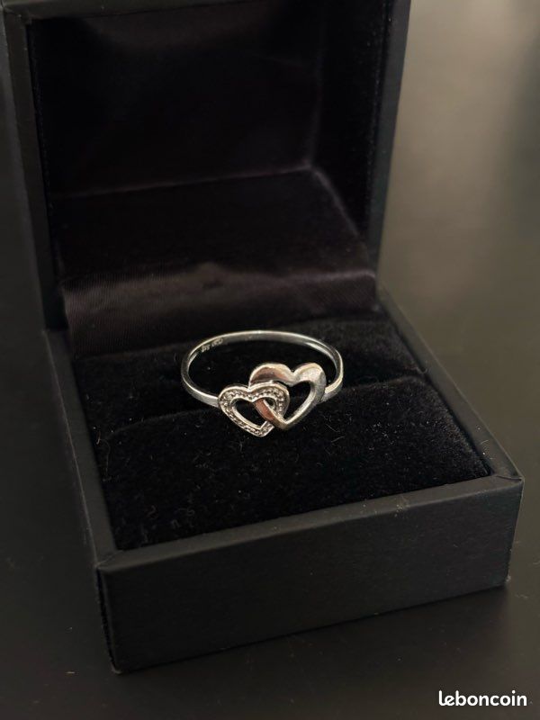 Bague en or blanc motifs cœurs (image 1)