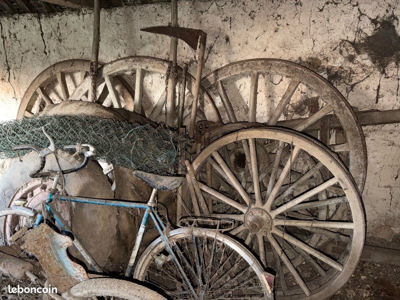 Roue en bois pour charrette (image 1)