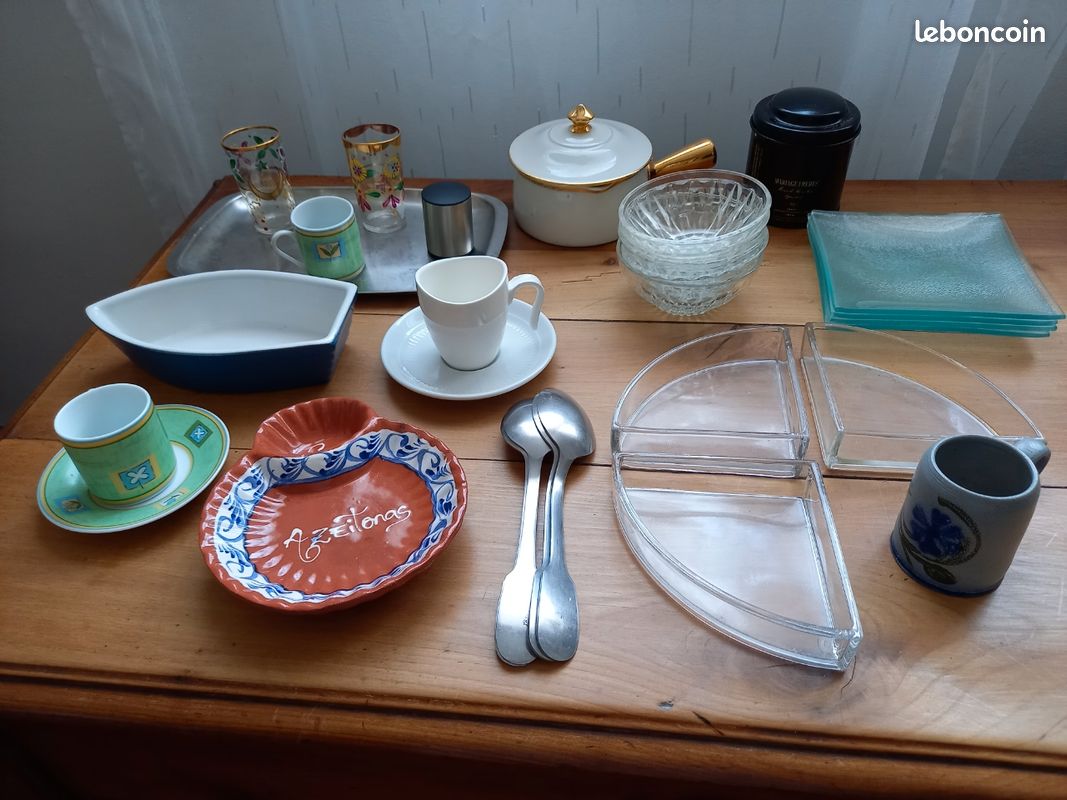Petit plateau de service en tôle rond vintage Massilly France thème ch