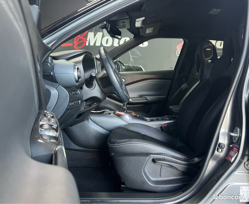 NISSAN JUKE TEKNA 1.0 DIG-T 12v 117ch•Pack Black•Caméra 360°•Radars AV/AR•Feux Full LED•Sièges Sport chauffants•Hifi BOSE•Lumière d’ambiance•CARPLAY (image 6)