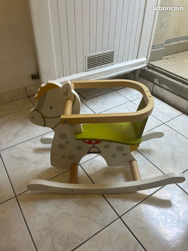 Cheval à bascule (image 1)