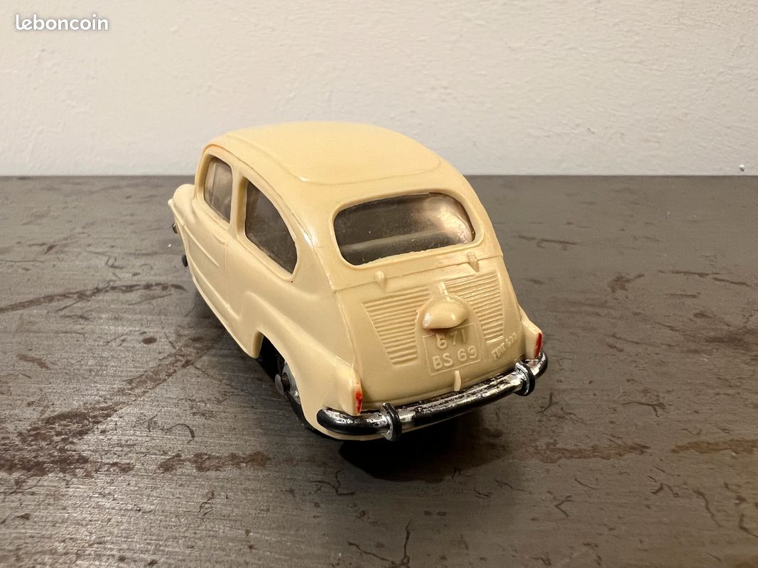 Miniature Dinky Toys Fiat 600 – Réf 520 – Échelle 1/43 – Occasion