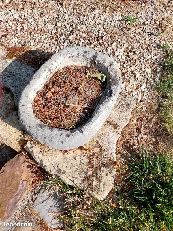 Belle auge vase ,pouvant servir à aussi constituer une fontaine (image 1)