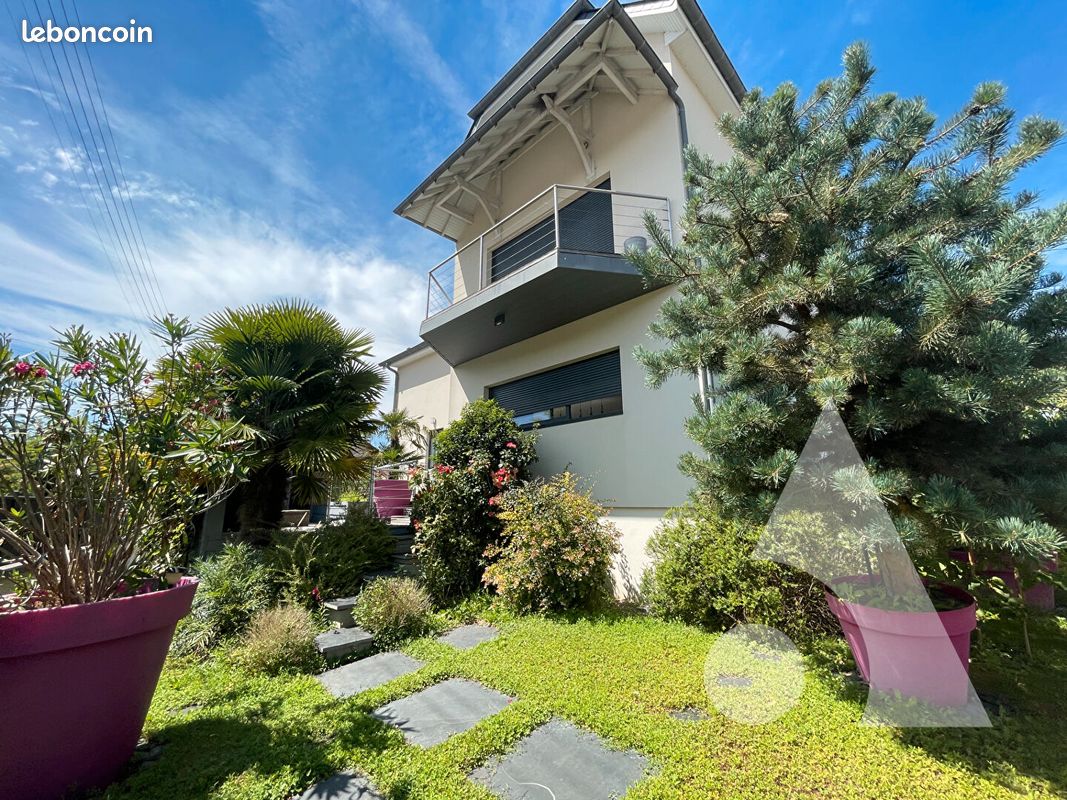 Maison 6 pièces 221 m² · à Sainte-Savine · 221 m² · 335 000 €