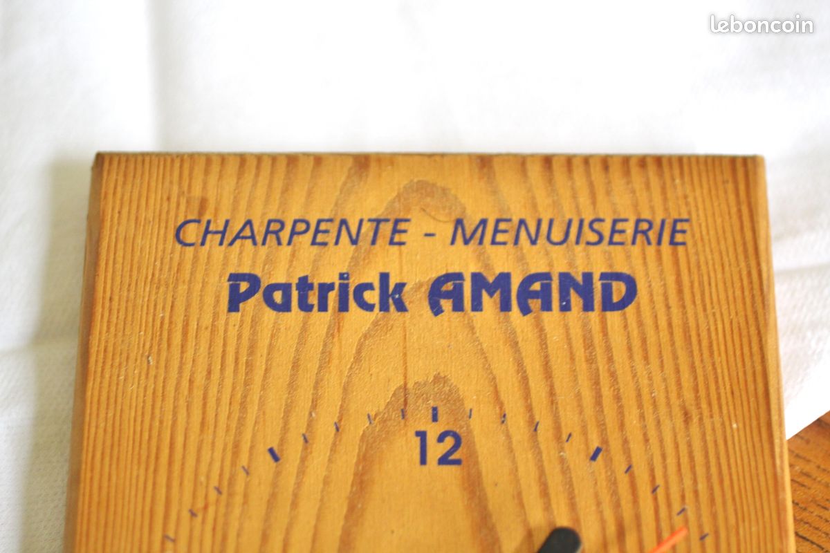 Pendule publicitaire Patrick Amand bois (Manche) - fonctionne - 20 x 13 cm - collection TBE (image 3)