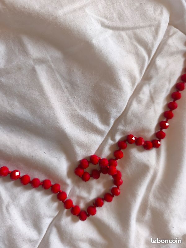 Collier long rouge perles à facettes (image 3)