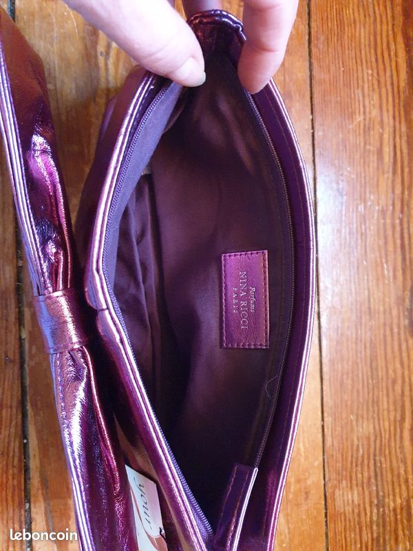 Sublime pochette ou trousse de maquillage rose brillant Ricci Ricci de Nina Ricci (image 3)