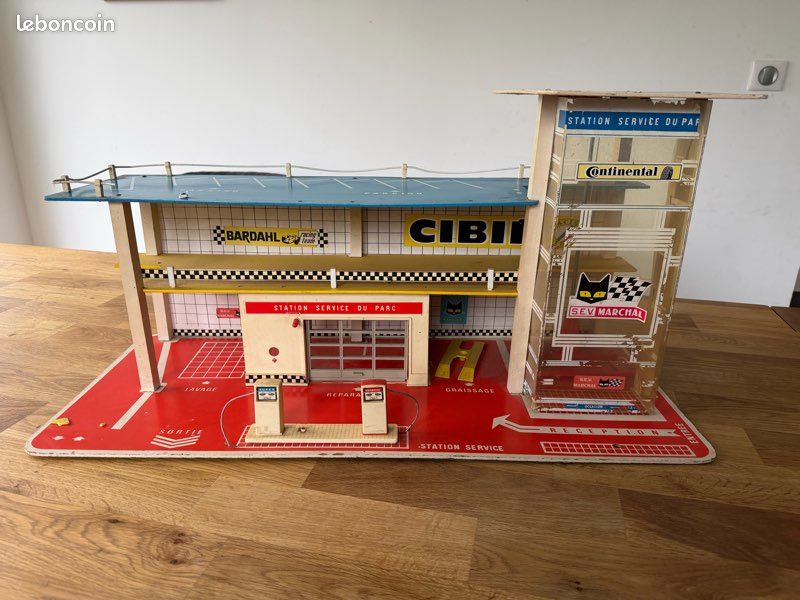 Un jouet ancien, une station-service au 1/43ème - Filrouge automobile
