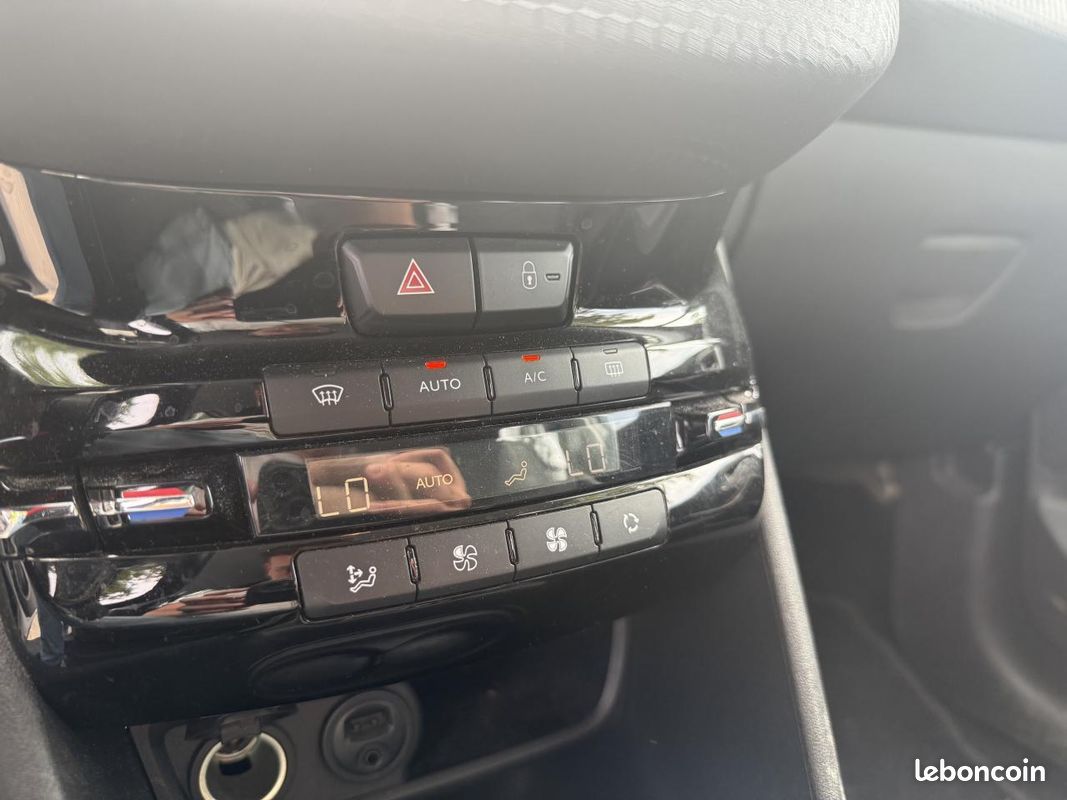 PEUGEOT 2008 1.2i 110CH BV EAT6 Allure (image 17)