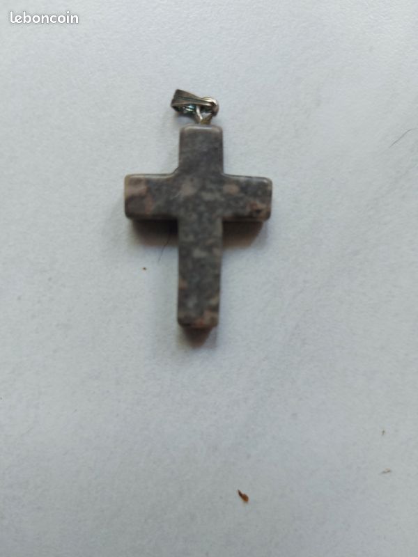 Petite croix en pierre poli (image 3)