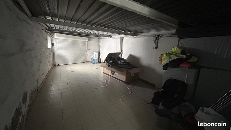 Parking/box 1 pièce 32 m²