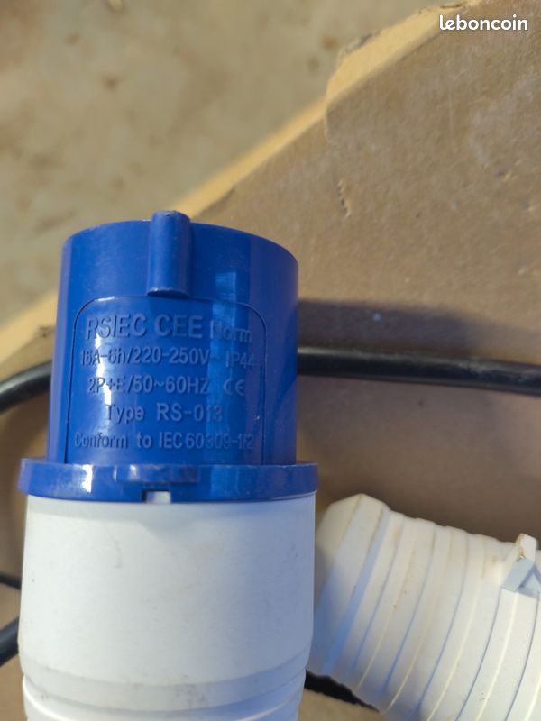 Prise CE mâle - 220 V - IP44
16 A - 2P+T (image 2)
