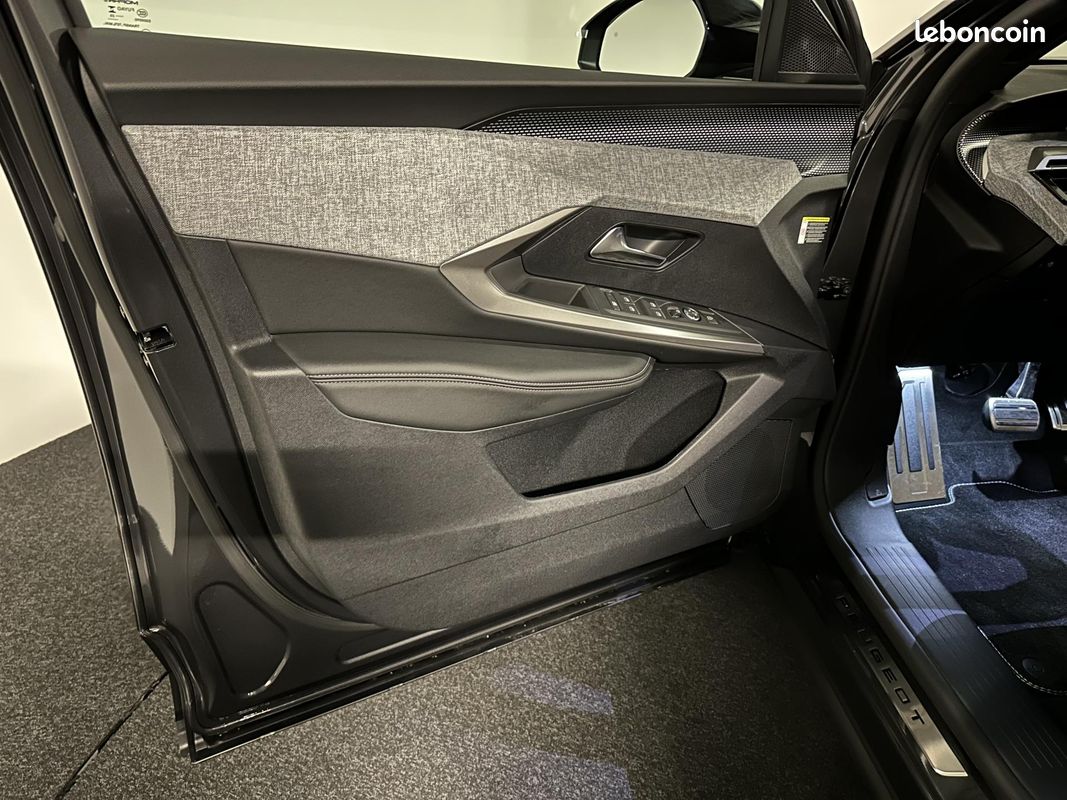 PEUGEOT 5008 1.2i Hybrid 145 e-DCS6 GT 360 7PL (image 42)