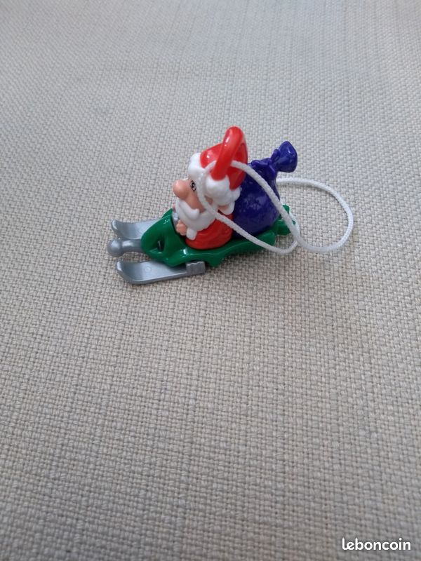 Lot de 2 figurines Kinder Pingouin et Père Noël en très bon état (image 1)