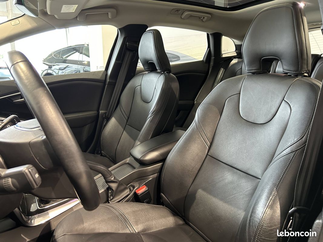 VOLVO V40 T2 122 ch Geartronic 6 Signature Edition (image 9)
