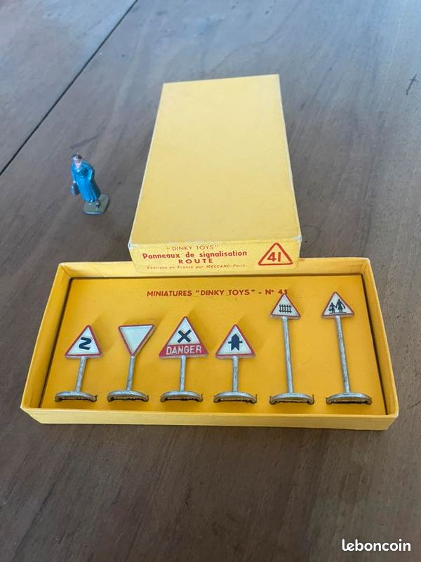 Coffret Dinky Toys France – Panneaux Signalisation Route, Très Bon état