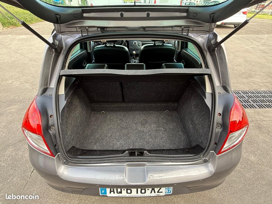 RENAULT Clio III 5 Portes Phase 2 1.5 dCi 85 cv (image 9)