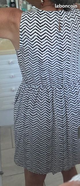 Robe sans manches soie imprimée zig-zags noirs sur fond blanc (image 2)