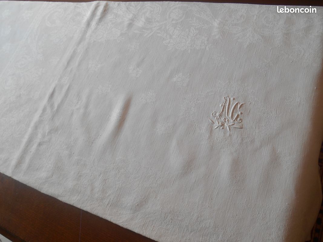 Nappe Accompagnée De Ses 12 Serviettes Damassée