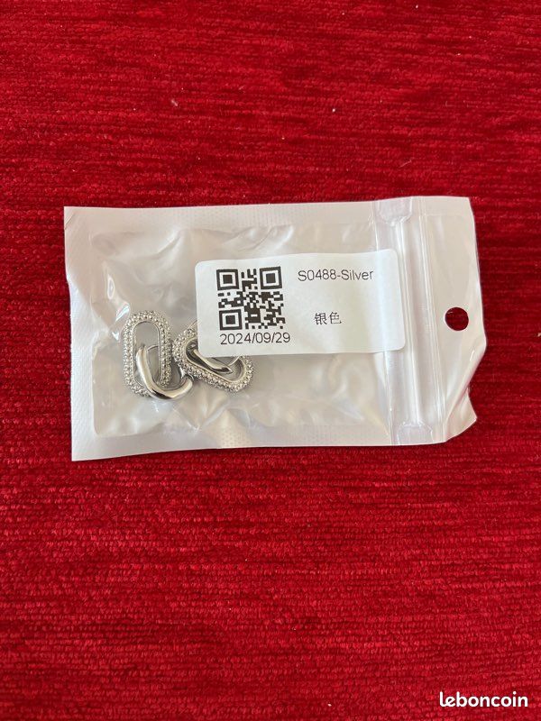 Boucles d’oreilles maillons argentés strass – neuves (image 2)