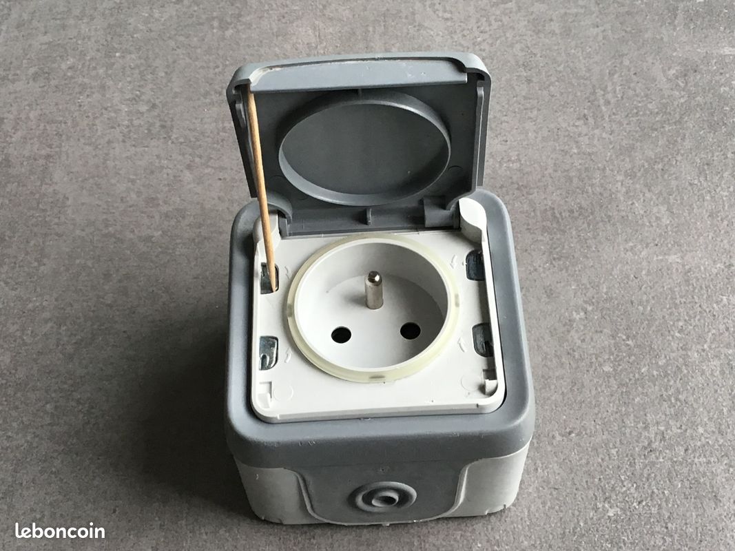 Prise étanche 2P+T 16A Legrand plexo (image 1)