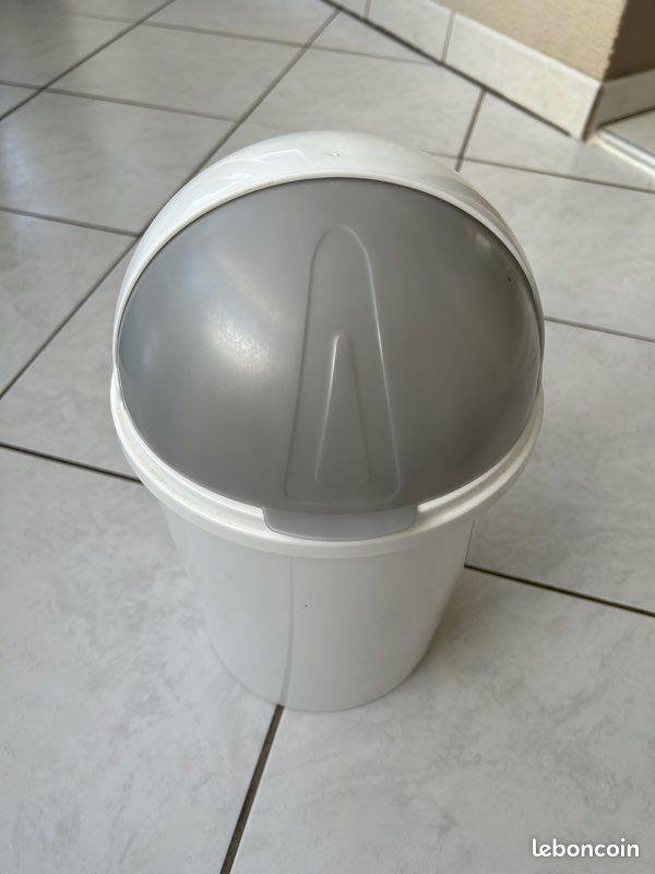 Poubelle salle de bain (image 1)