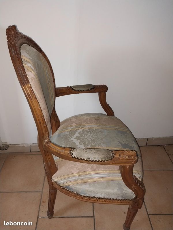 Paire de fauteuils cabriolets dossier médaillon louis XVI (image 8)